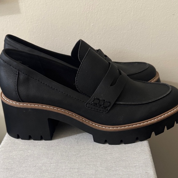 DV by Dolce Vita Black Loafers with Tan Trim - Picture 2 of 2